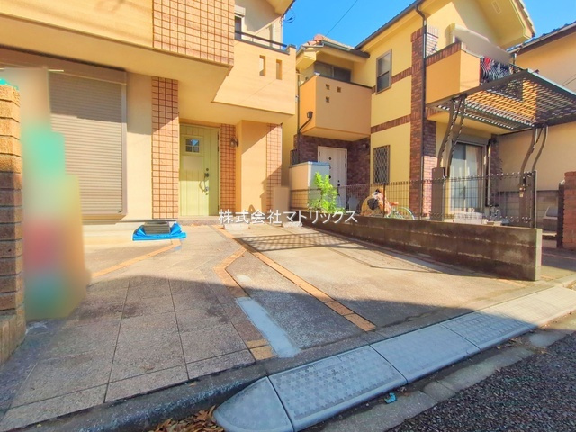 練馬区西大泉1丁目　穏やかな街並み　大型新規リフォーム住宅の駐車場