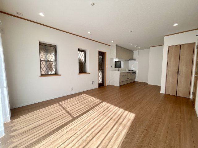 練馬区西大泉1丁目　穏やかな街並み　大型新規リフォーム住宅の居間・リビング