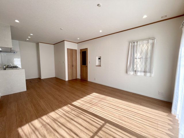 練馬区西大泉1丁目　穏やかな街並み　大型新規リフォーム住宅の居間・リビング