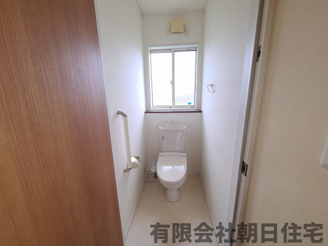 【トイレ】 | 東出雲町意宇東3丁目中古戸建 | ゆったりとした空間のトイレです