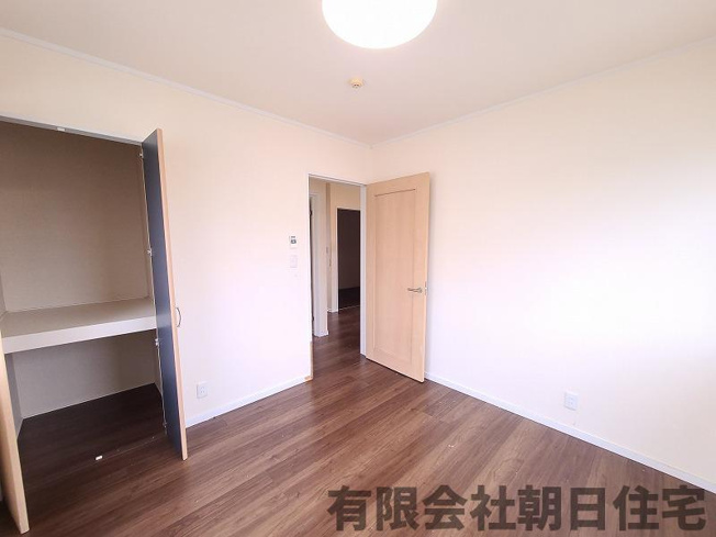 【洋室】 | 東出雲町意宇東3丁目中古戸建 | 明るい洋室です