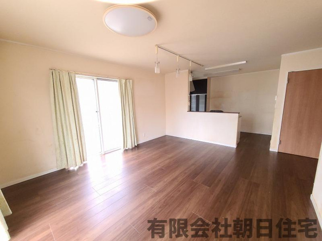 【居間・リビング】 | 東出雲町意宇東3丁目中古戸建 | ゆったり過ごせる居間です