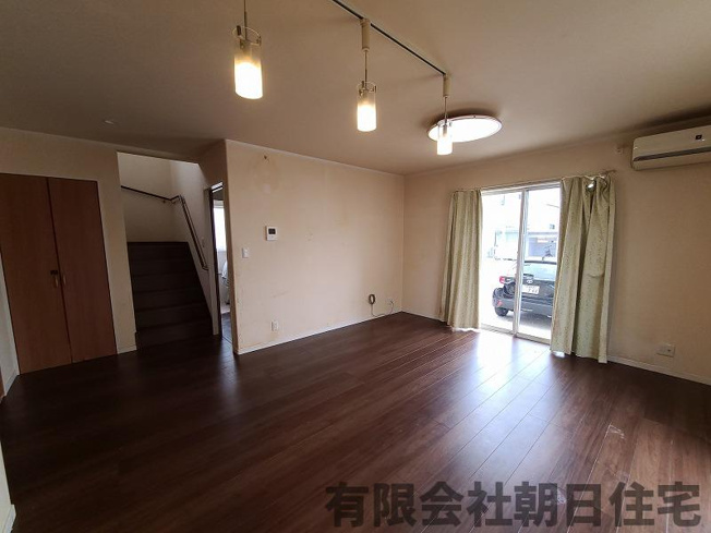 【居間・リビング】 | 東出雲町意宇東3丁目中古戸建 | ゆったり過ごせる居間です