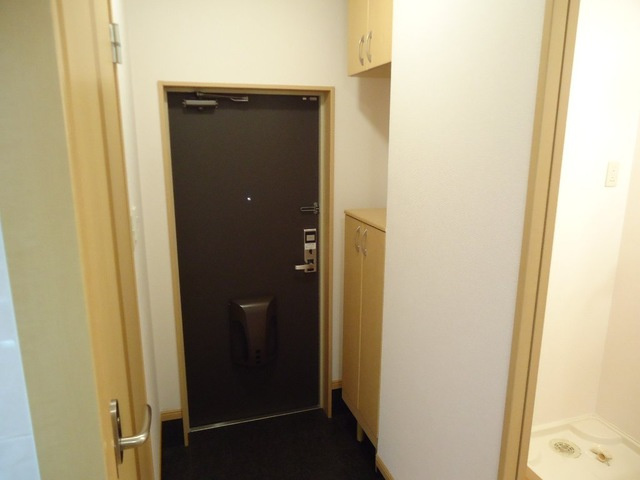 プルミエール小垣江の玄関