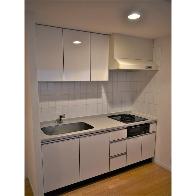 ルクレ新川レジデンスのキッチン|コンパクトなキッチンで掃除もラクラク