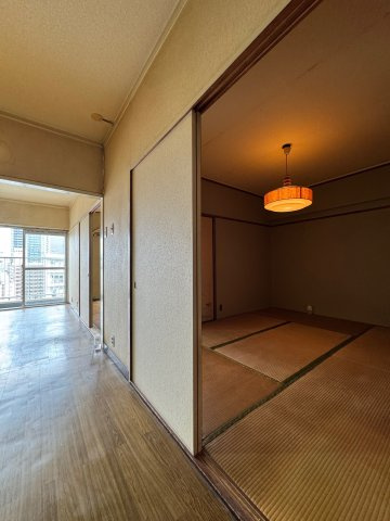 【内装】 | 西道頓堀コーポ２号棟 | リビングと和室を開放していただくと広々空間に(^^)/