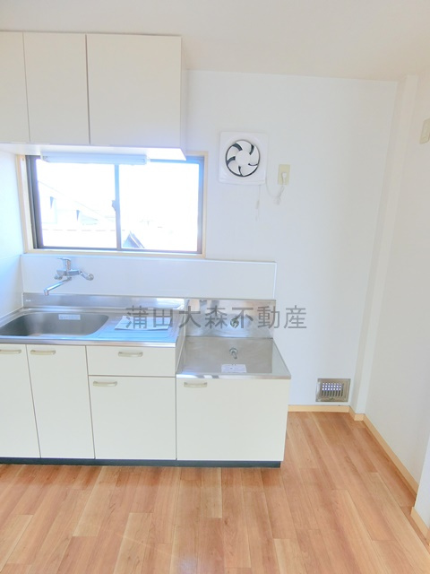 第一クリーンコーポのキッチン|ガスコンロ設置可能キッチンと冷蔵庫置き場