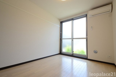 【寝室】 | レオネクスト国分通 | 開放的な寝室です