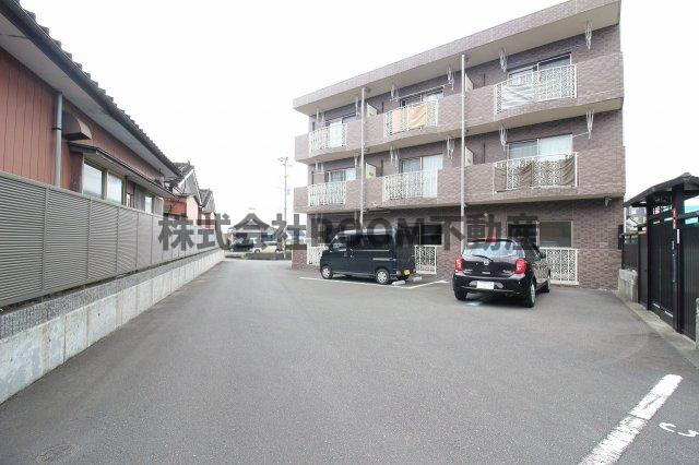 カーサ・ポルテの駐車場|駐車場があるので、車を買う予定の方も安心です