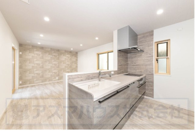 【居間・リビング】 | ライフフィールド美原区北余部Ⅱ | 対面式キッチンで、お子様の遊ぶ姿を見守りながらお料理が可能！大きなお鍋やフライパンも出し入れラクラクな、スライド式の収納です。