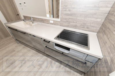 【キッチン】 | ライフフィールド美原区北余部Ⅱ | 火を使わないIHクッキングヒーターを採用。平面なので調理中に汚れてもサッと拭くだけでキレイに！