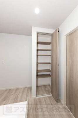 【収納】 | ライフフィールド美原区北余部Ⅱ | 買い置き品の保管にも便利なパントリー。扉をしめればリビングから見てもスッキリ！生活感をグッと抑えられます。