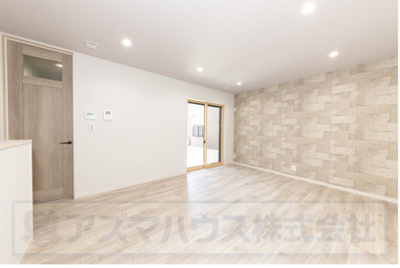 【居間・リビング】 | ライフフィールド美原区北余部Ⅱ | ダウンライトや一部壁面にはアクセントクロスを採用！寛ぎの時間にぴったりの空間が広がっています。