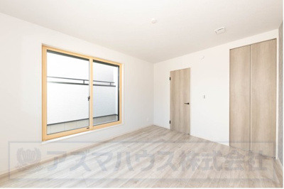 【寝室】 | ライフフィールド美原区北余部Ⅱ | 7帖の洋室！大型ベッドを配置しても十分な広さが確保されており、主寝室にオススメです。