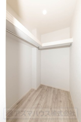 【収納】 | ライフフィールド美原区北余部Ⅱ | 7帖の洋室には、大容量のWIC付き！季節の物も入れ替え不要、かさばる物もスッキリ片付きます。