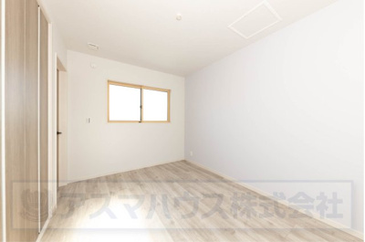 【洋室】 | ライフフィールド美原区北余部Ⅱ | 5.9帖の洋室！窓には断熱性や遮熱性の高い複層ガラスを採用。快適な室内環境を保ち、光熱費の削減にも繋がります。