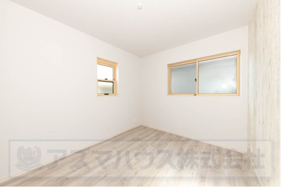 【洋室】 | ライフフィールド美原区北余部Ⅱ | 書斎や収納、趣味スペースなど多目的にお使いいただける5.5帖のお部屋！整形の取れた寛ぎのプライベートスペースです。