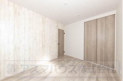 【洋室】 | ライフフィールド美原区北余部Ⅱ | 柔らかな木の温もりが心地よい、5.5帖のお部屋！ホッと落ち着き、リラックスした時間を過ごせそうです。