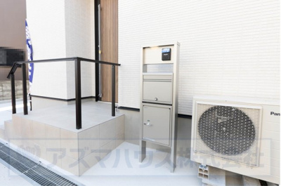 【設備】 | ライフフィールド美原区北余部Ⅱ | 忙しいご家族に嬉しい、宅配ボックス付き機能門柱を採用！ネットショッピングがさらに気軽に楽しめます。