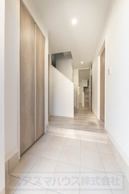 【玄関】 | ライフフィールド美原区北余部Ⅱ | ゆとりある玄関スペース！たっぷり収納が備わっているため、生活感を見せないオシャレな玄関を保てます。