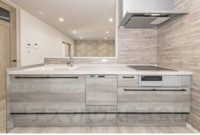 【キッチン】 | ライフフィールド美原区北余部Ⅱ | IHクッキングヒーターでお子様やシニア世代の方も安心！お手入れのしやすさと機能性、収納力が備わるキッチンです。