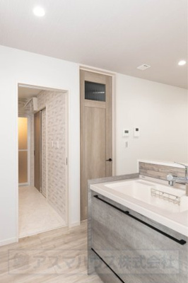 【キッチン】 | ライフフィールド美原区北余部Ⅱ | キッチンと洗面室が引き戸でつながるスムーズな家事動線！朝夕の忙しい時間帯にも時短につながりますね。