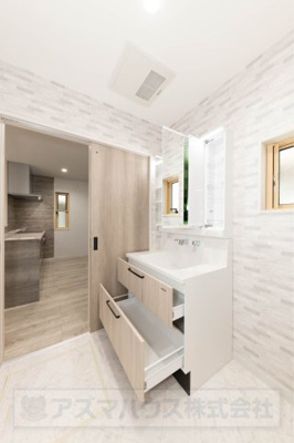 【独立洗面台】 | ライフフィールド美原区北余部Ⅱ | 廊下、キッチンと繋がる2WAY洗面室。日常の使い勝手を考えた間取り設計で、毎日がグッと楽に！