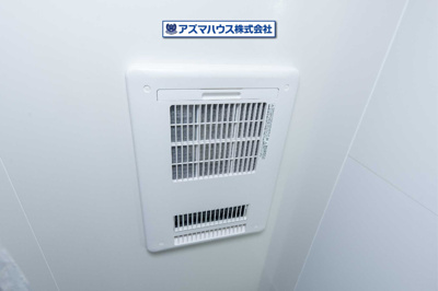 【内観：施工例】 | ライフフィールド美原区北余部Ⅱ | 【浴室暖房乾燥機】雨の日の衣類乾燥を始め、暖房機能や送風機能も備えた浴室乾燥機を搭載しています。(同仕様の設備)