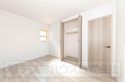 【洋室】 | ライフフィールド美原区北余部Ⅱ | 5.9帖の洋室！全居室に収納が備わり、お部屋も広くスッキリ使える嬉しい設計です。