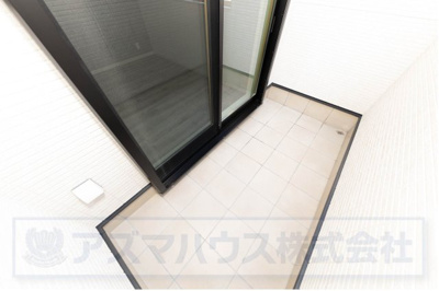 【バルコニー】 | ライフフィールド美原区北余部Ⅱ | 7帖洋室からバルコニーへ出入り可能！洗濯物をそのままハンガーで吊るしてWICに収納すれば洗濯動線もバッチリ。