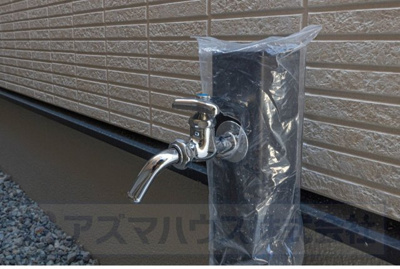 【設備】 | ライフフィールド美原区北余部Ⅱ | 外水栓も備わっており、お車の洗車やガーデニングの水やり等に活躍してくれます。