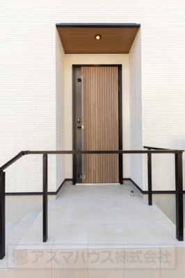 【玄関】 | ライフフィールド美原区北余部Ⅱ | ベージュ調の外壁、玄関部分に木目調をセレクトしアクセントに！屋根付きのポーチで雨天時も鍵の開閉がラクラクです。