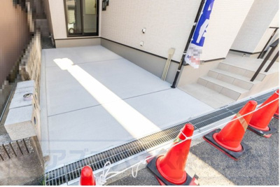 【駐車場】 | ライフフィールド美原区北余部Ⅱ | カースペース1台分有り(車種による)！「ららぽーと堺」へはお車利用で約6分の近さです。