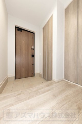 【玄関】 | ライフフィールド美原区北余部Ⅱ | 家族を迎えてくれる玄関スペース！※掲載中の写真は広角レンズで撮影のため、実際の見え方とは異なります。