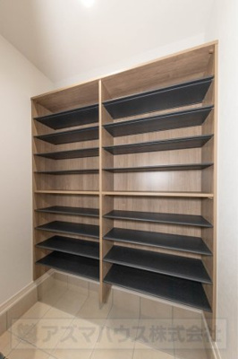 【玄関】 | ライフフィールド美原区北余部Ⅱ | 靴だけでなく、ベビーカーや趣味の荷物もスッキリ収納できるシューズインクローゼット付き！