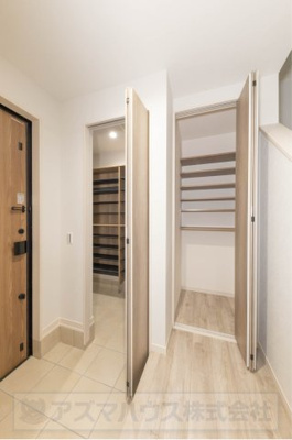 【玄関】 | ライフフィールド美原区北余部Ⅱ | 玄関廊下の収納は、日用品のストックやお出掛け用品の収納にも便利！生活スタイルに合わせて使い勝手のいい収納スペースに。