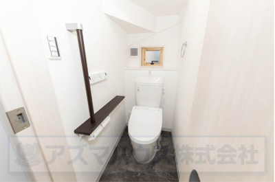 【トイレ】 | ライフフィールド美原区北余部Ⅱ | 冬の寒い時期でも快適な温水洗浄便座付のトイレ！手すりを設置し、老後のことにも配慮した設計です。