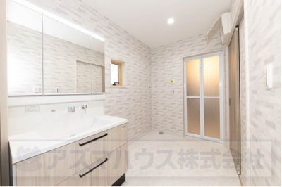 【独立洗面台】 | ライフフィールド美原区北余部Ⅱ | 大きく見やすい三面鏡付きの洗面化粧台！鏡裏やボウル下にたっぷり収納があり、生活感の出やすいアイテムも収納可能。