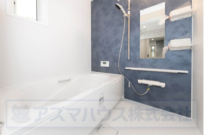 【浴室】 | ライフフィールド美原区北余部Ⅱ | 1日の疲れを癒すゆったり一坪サイズのバスルーム！足を伸ばせるバスタブで癒しのひと時をお過ごしください。