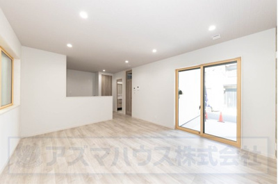 【居間・リビング】 | ライフフィールド美原区北余部Ⅱ | ご家族が集まるLDKは14.6帖！木のぬくもりが感じられるナチュラルな雰囲気に仕上がっています。