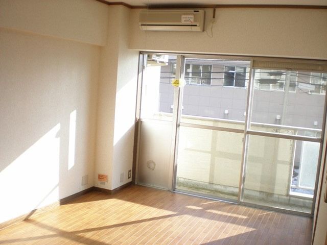 【居間・リビング】 | ブエナ　ティエラ | エアコン付き