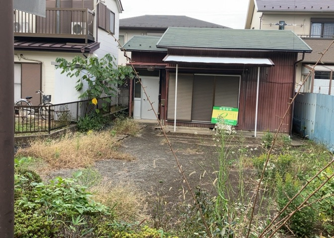 【外観】 | 家を建てる場合、方位は要チェックです。現実的に日当たりのよい家ならばリビングは南側、建築基準法でも北側に当たる家への配慮は求められています。土地を見学に行く際は、方位磁針を持って行くようにしましょう。