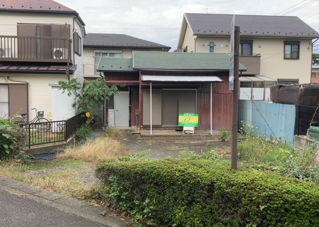 【外観】 | 土地の前の道路に消火栓が設置されていることがあります。この場合、道路交通法第45条第1項により、駐車禁止の場所が指定されています。そのため、車庫などの駐車スペースをつくることができない場合があります。