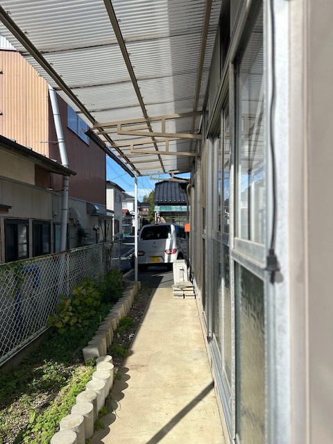 中古戸建の前面道路含む現地写真