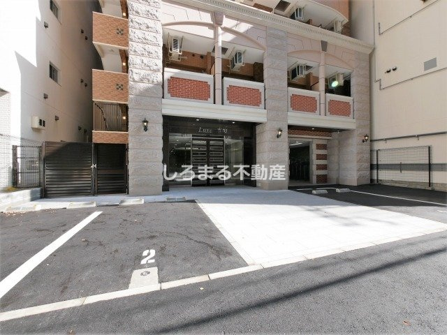 Luxe本町の駐車場