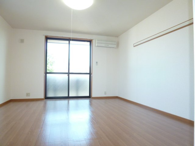  愛花夢【10,000円キャッシュバック対象物件】の居間・リビング|こちらのリビングで趣味の時間をお楽しみください