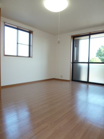  愛花夢【10,000円キャッシュバック対象物件】の内装|明るい色調の室内です