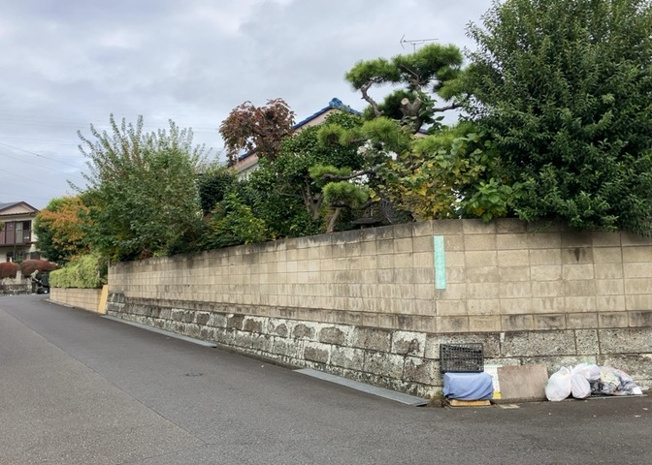 【外観】 | 現地に行くなら、物件の周囲の地形がどうなっているかを見ることも大切です。周辺より低くなっている土地では、大雨などで水が集まりやすいため、地盤が弱くなっているということも考えられるため、注意が必要です。