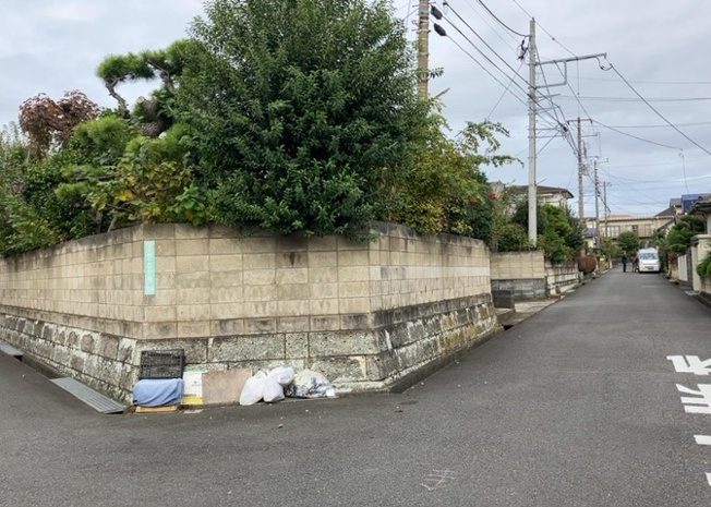 【外観】 | 土地購入を検討されている場合、境界杭がない状態で購入してしまうと境界確定測量をする必要があり、費用がかかります。購入の前に、売主、隣土地所有者立ち合いのもと境界を確定し境界杭を設置するのがベストです。