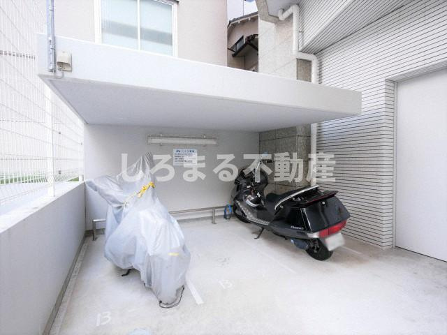 エステムプラザ大手前エヴァースの駐車場